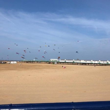 Beach Front Apartment With Free Parking, St Annes Литам Сент Аннс Екстериор снимка