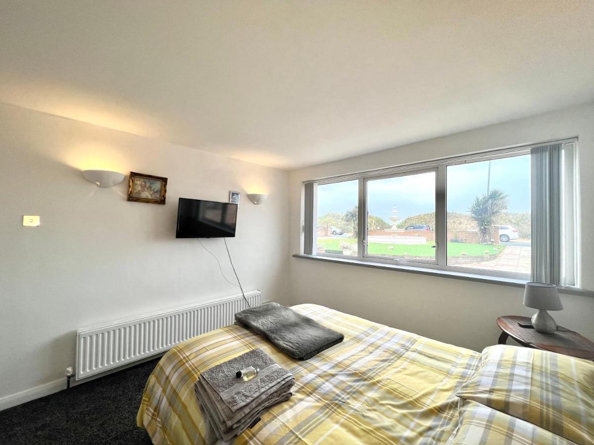 Beach Front Apartment With Free Parking, St Annes Литам Сент Аннс Екстериор снимка