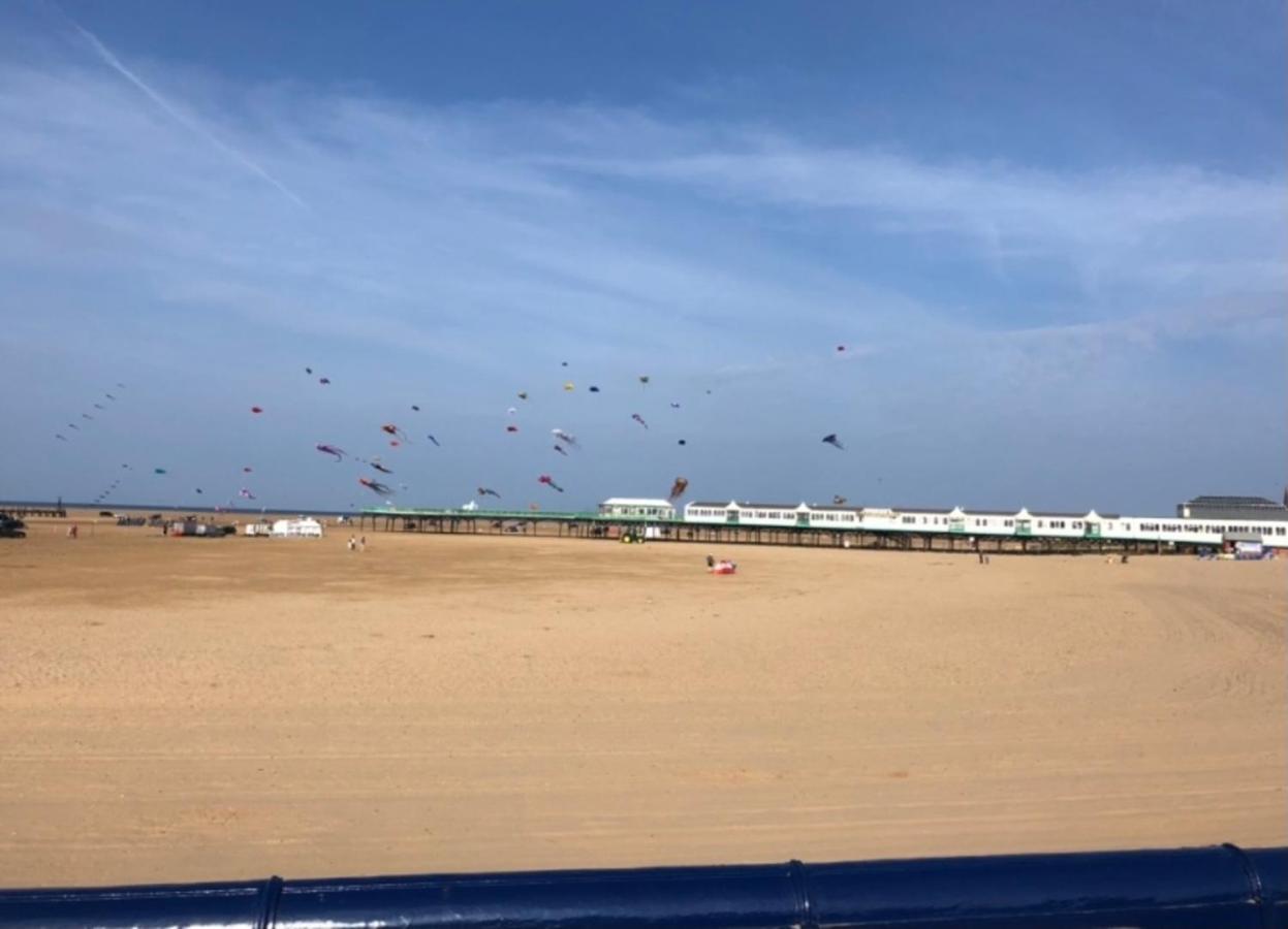 Beach Front Apartment With Free Parking, St Annes Литам Сент Аннс Екстериор снимка